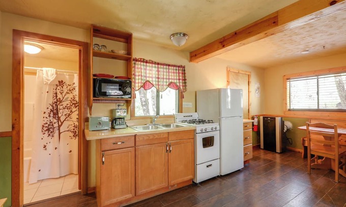Sedona Cabina | Charming Sedona Cabin: Hike, Fish & Swim On-Site!