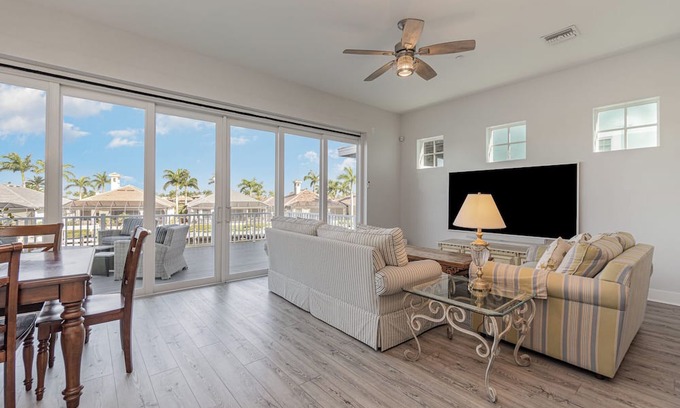 Cape Harbour Condominio | 2 Story Lux Waterfront Living in Cape Harbour- Pool & Dock