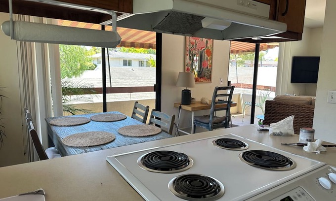 Lower State Condominio | Stylish condo 5 minute walk to Funk Zone, Beach and Down Town Santa Barbara!