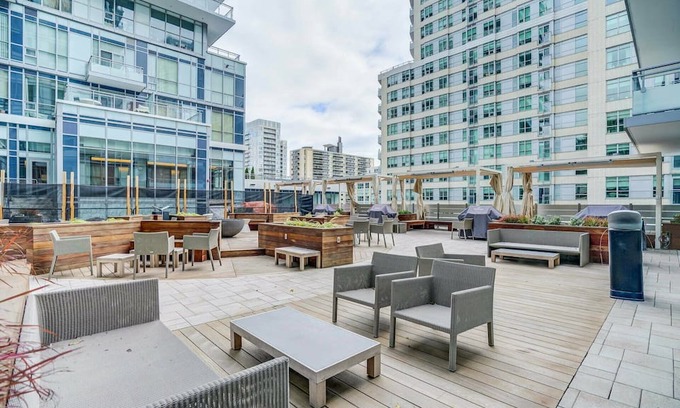 Yonge-Eglinton Apartamento | Spacious 2+1 Bedroom in Luxury Building with Access to LCBO, Loblaws, Starbucks