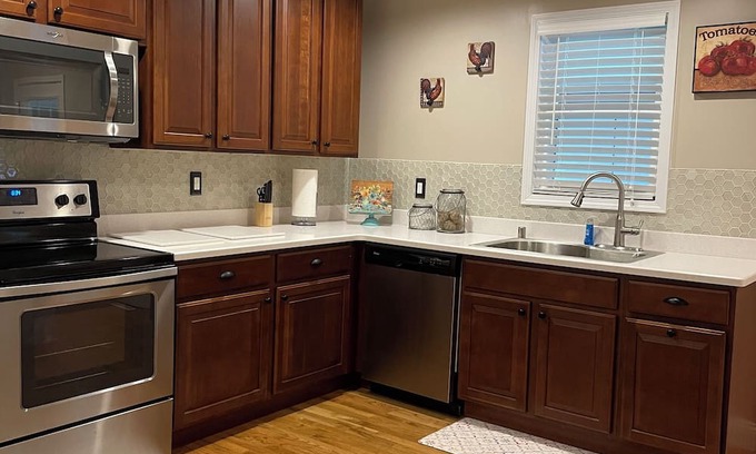 Murray Otro | Quaint Farmhouse Charm 3 Miles from Murray, KY