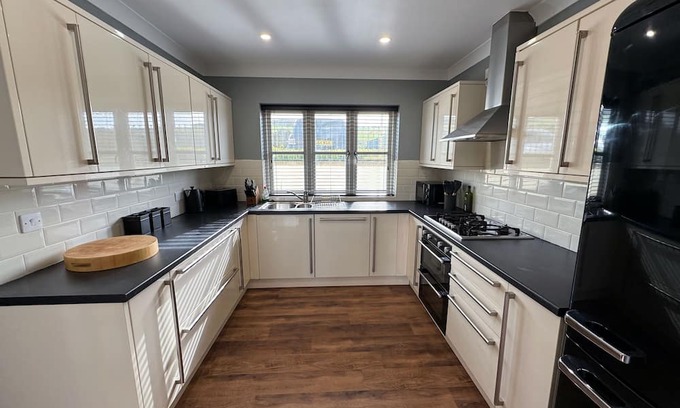 Newport Casa | Amazing sea views. Fully refurbished. Sleeps 6. Dog friendly.