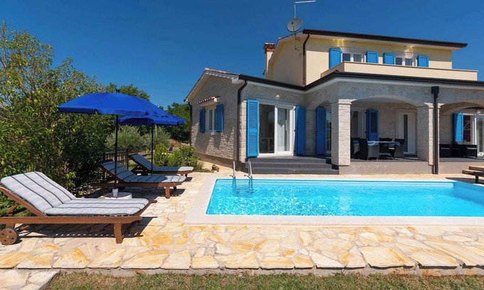 Nova Vas Villa | Villa with pool and air conditioning