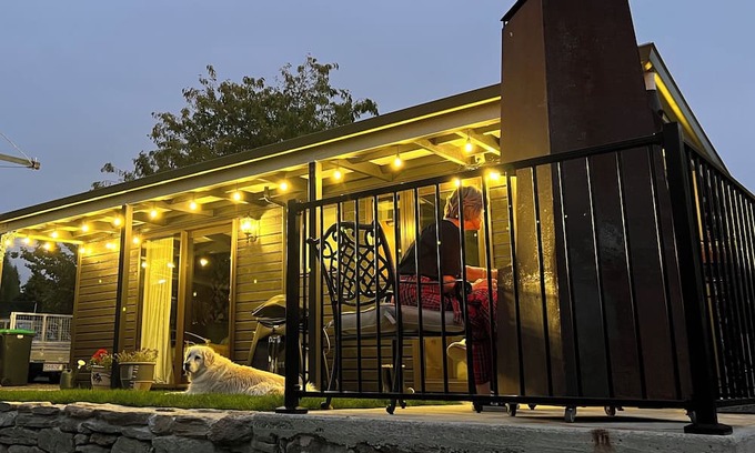 Clyde Apartamento | Pyke Cottage. Cosy, comfortable studio unit, walking distance to town centre