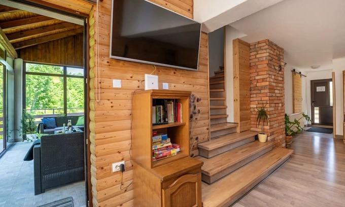 Fuzine Casa | Berguitje met binnenzwembad