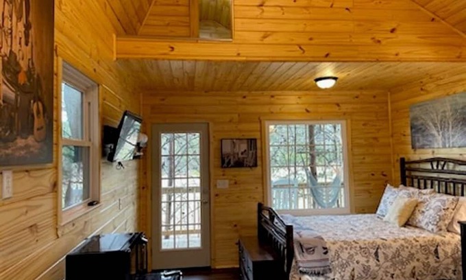 Gowensville Cabina | Treehouse at the Persimmon Farm