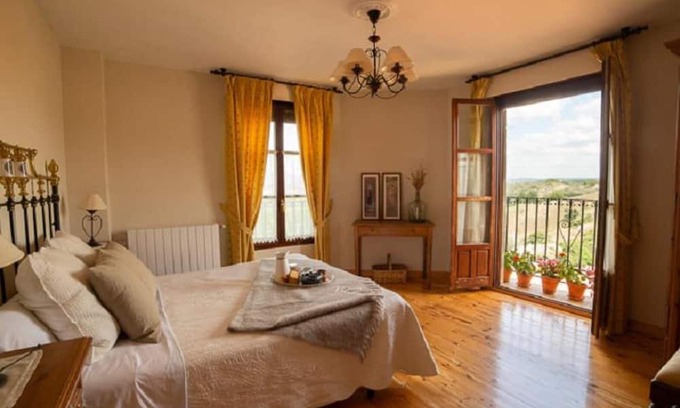 Pinilla de los Barruecos Apartamento | Apartment 'Chanin 2' with Mountain View, Private Terrace and Wi-Fi