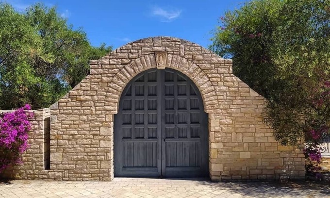 Trani Villa | Villa 'Liana, Pool and Tennis Court' with Sea View, Wi-Fi and Air Conditioning