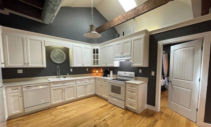 Abbeville Casa | The Uptown, 2 room king suite on historic square