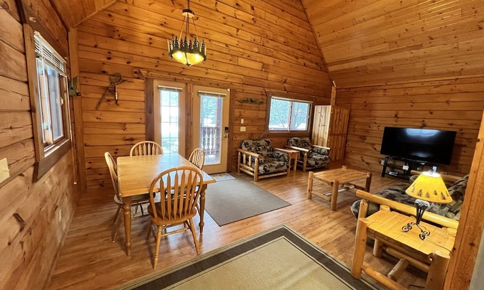 Warrens Cabina | Cozy Cabin. Great yard for fires or grilling! Bring the whole family!