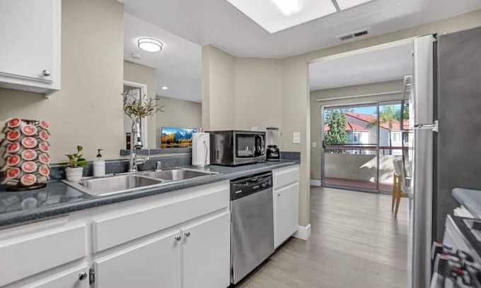 Colton Apartamento | 2BR/2BA Queen Suite Apartment with Pool View