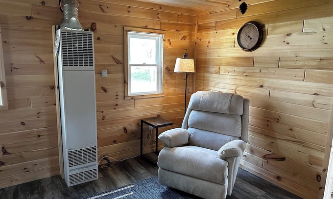 Lake Cabina | Bear Lake Retreat a cozy cabin situated walking distance to Private Bear Lake.