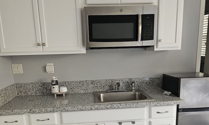 Greenacres Apartamento | LOCATION!! Few minutes away River Park and shopping center