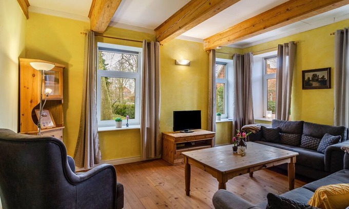 Oldersum Apartamento | Apartment 'Gulfhof Oldersum Dachgeschoss' with Shared Terrace, Shared Garden and Wi-Fi