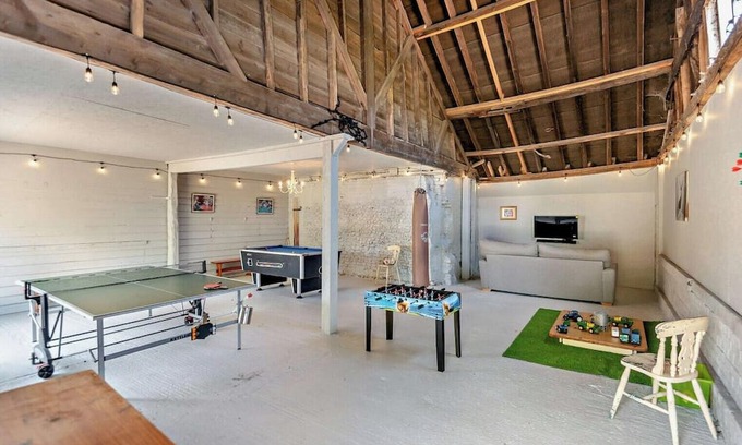 Toppesfield Alquiler De RV | Luxury Bell Tent: Countryside Escape with Private Kitchen & Bathroom.