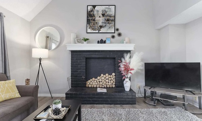 Overland Park Casa | Comfy 2-Story Duplex | Perfect for Large Groups