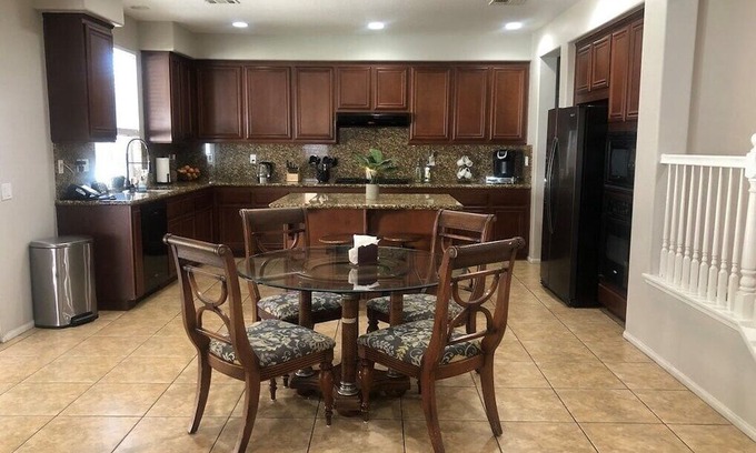 Moreno Valley Casa | Luxury and Tranquility in the Spacious Five-Bedroom Haven in Moreno Valley.