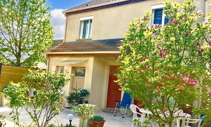 Pontault-Combault Apartamento | Homerez - Studio for 2 ppl. with garden and terrace at Pontault-Combault