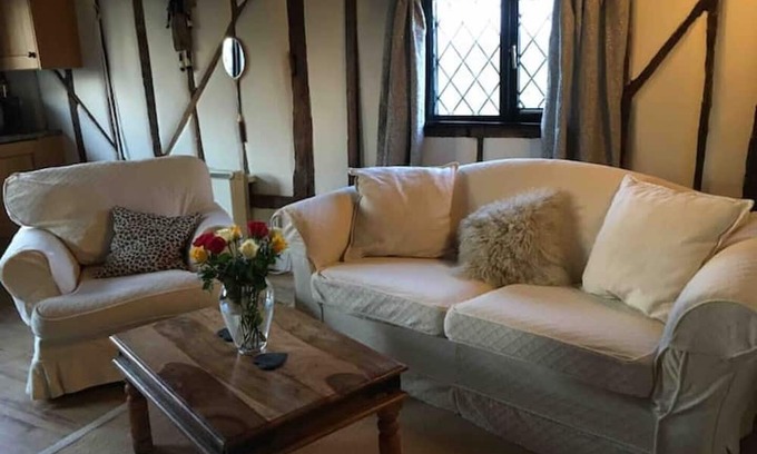 Nuthurst Casa | The Dairy - beautiful 300 yr farm dairy