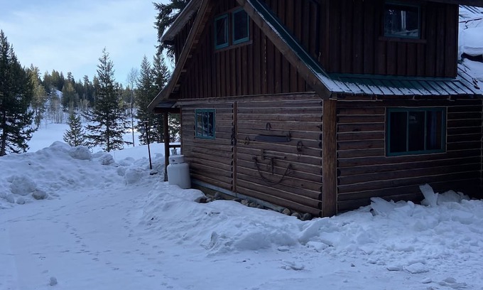 Merritt Cabina | Rustic Small Cabin