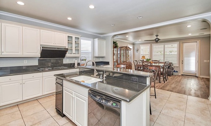 Bonita Villa | Koi Pond Oasis Luxurious Mansion King Suites In Gated community