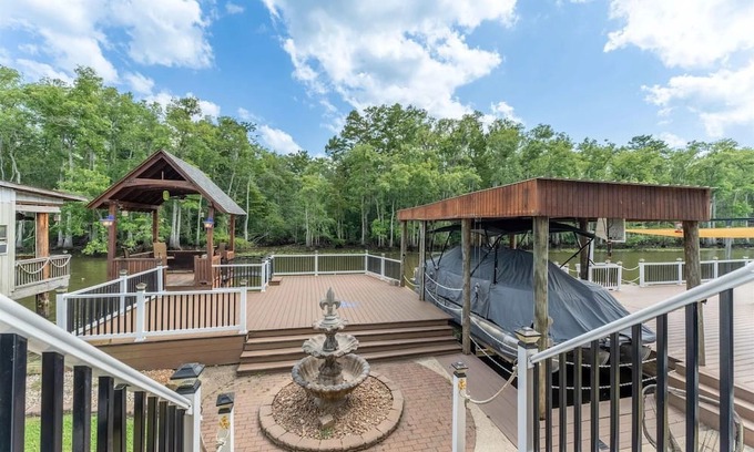 Maurepas Casa | House located on the Bayou-Sleeps 16. Fishing, WiFi, pool, AC, and pool table