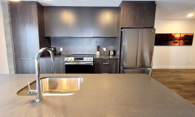 Fabreville Apartamento | Corporate Stays - Le James - 3 Bedroom Apartment with AC and WIFI in Laval