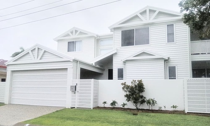 Burleigh Waters Casa | New Burleigh home with pool 5 night midweek stay rates dropped!