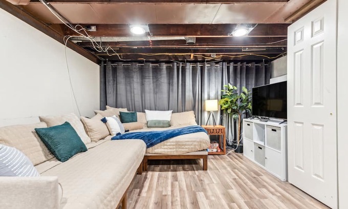 West Irondequoit Casa | Explore City & Nature: Close to Lake, Zoo & Parks!