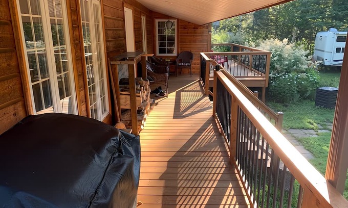 Saint Ferreol les Neiges Cabina | Charming riverside cottage