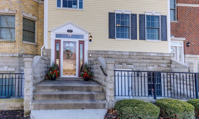 Bristol Casa | 3 Story Townhome 30 min to Milwaukee, 45 min to O'hare, 25 min to Lake Geneva