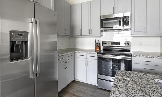 Spring Branch East Apartamento | Modern Apartment in Prime Location (ID1403X432)