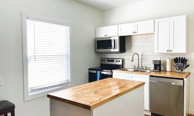 Old Brooklyn Apartamento | Beautifully Remodeled 1/2 Duplex Home in Old Brooklyn