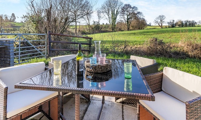 Coed-Y-Paen Cabaña | 2 bedroom accommodation in Usk