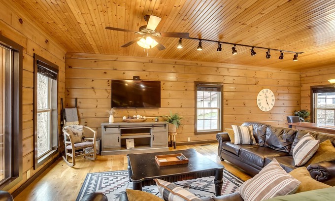 Celina Cabina | Peaceful Celina Cabin w/ Hot Tub & Lake View!