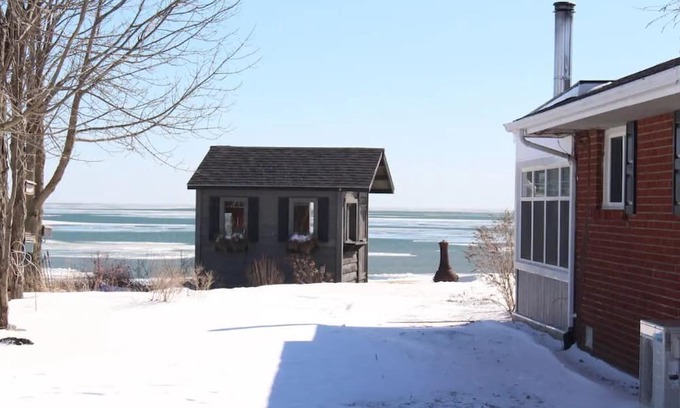 Romney Casa | Lakeshore Bliss Retreat