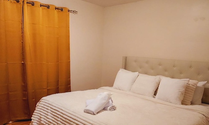 Burlington Casa | Luxurious Downtown Ground Floor Staycation. Newly furnished.