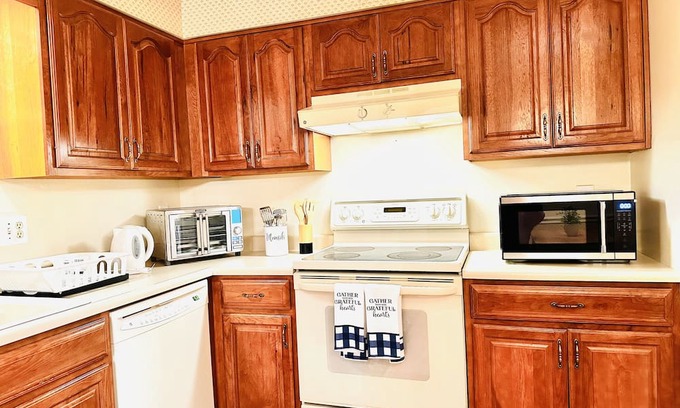 West Chester Casa | Ocean Palace-6 Guests-close to I-75,VOA park,W&S Tennis, King Island,Cincinnati
