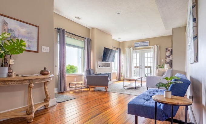 Pittsburgh Apartamento | Unmatched City View! King Bed, 2BR Apt. Free Parking!
