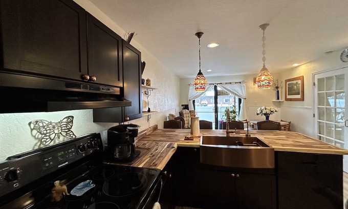Stevensville Casa | Weekend getaway!! Beautiful newly renovated townhouse.