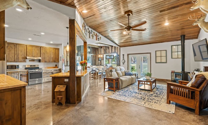 Harper Casa | Modern ranch retreat with rustic charm, Ping-Pong, BBQ, W/D, & firepit