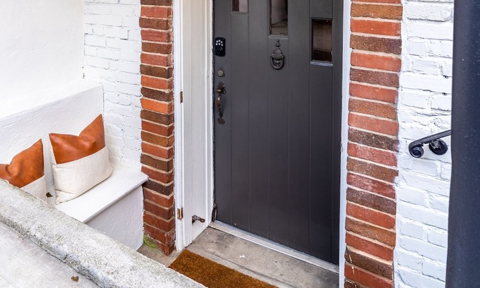 Poncey-Highland Apartamento | Explore ATL and the Beltline by foot from your boho chic retreat. Pet-friendly!