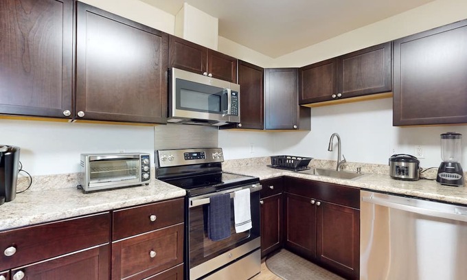 Downtown Apartamento | Historic apartment full of natural light, new renovations, full kitchen, & W/D