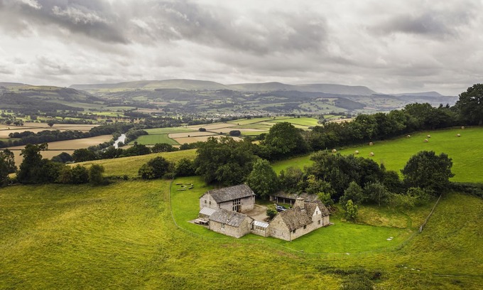 Westbrook Court Casa | Large 6 bedroom holiday home close to Hay on Wye - with incredible views