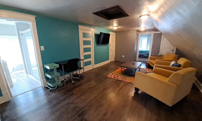 Endion Apartamento | Breathtaking 4 Bed 2 Bath Extented Stay with Lake Superior Views. Pet friendly!