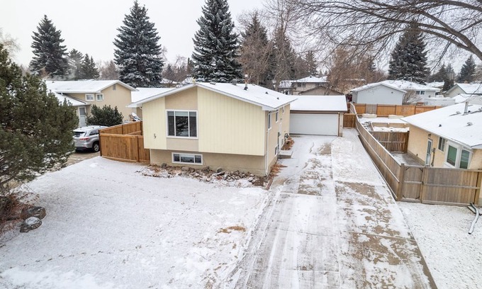 Sherwood Park Casa | *Freshly Updated - Centrally located 4BR Home!*