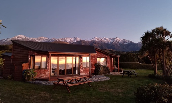 Hapuku Casa | Unwind and rejuvenate amidst the scenery of the ocean and snow-capped mountains.