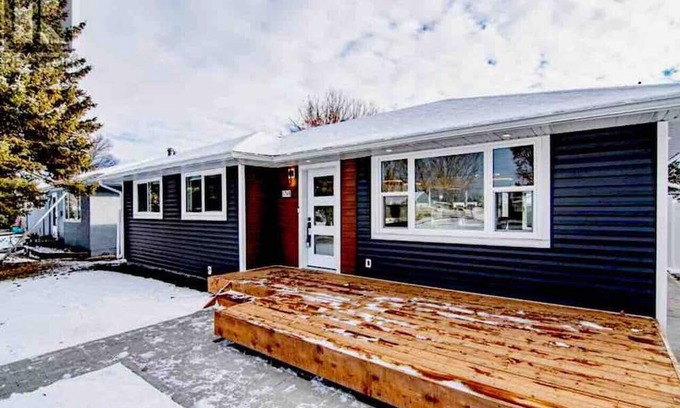Red Deer Casa | Modern Retreat Close to Hospital/Clean/Htd Garage
