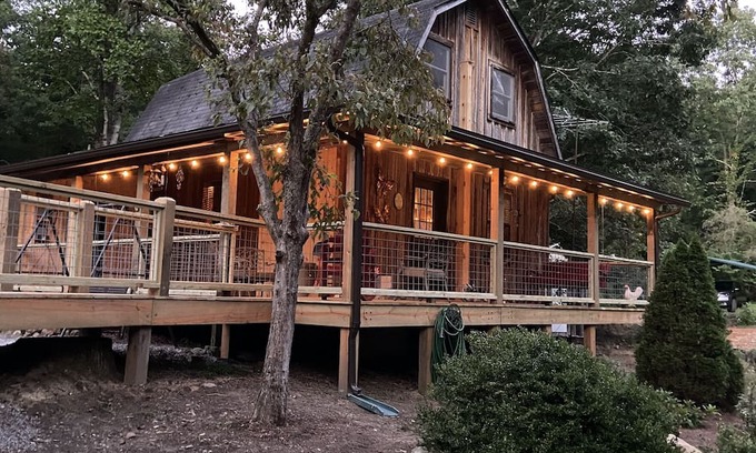 Tallassee Cabina | Becky’s hideaway nestled next to the great smoky mountains national park.