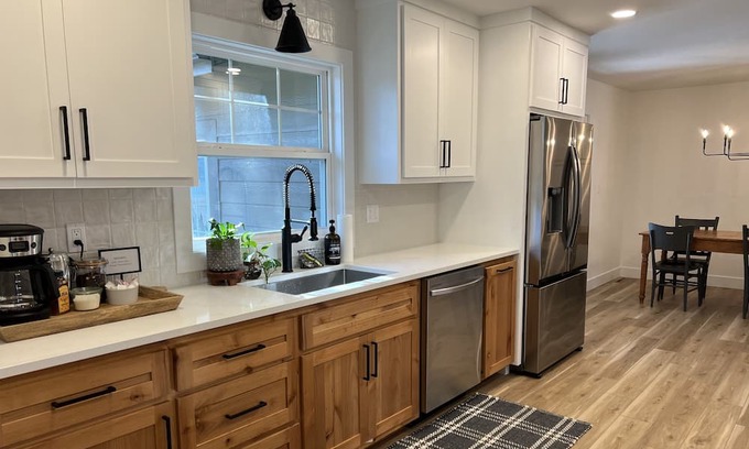 Pittsburg Casa | Freshly renovated modern 4 bd+3 ba home just 2 miles from hospital and college!